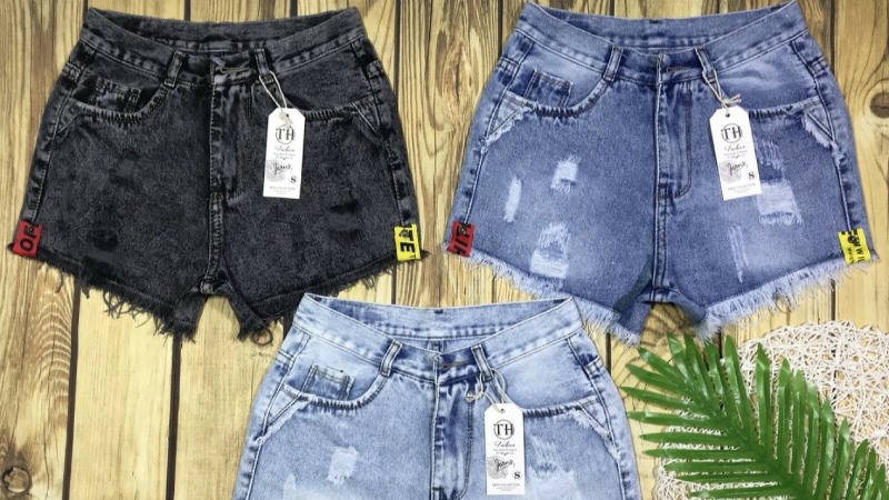 Phong cách thời trang tomboy - Áo thun oversize quần short jean