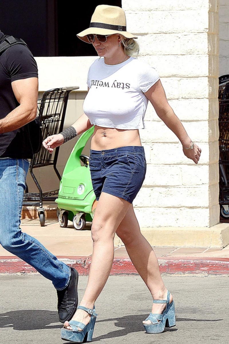 Britney Spears đeo băng che
