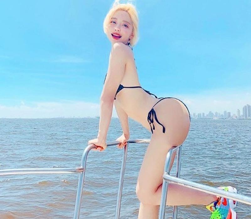 DJ mặc bikini