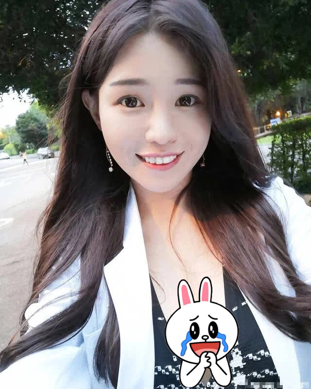 LanFei - Nữ bác sĩ xinh đẹp khiến cộng đồng mạng phát sốt