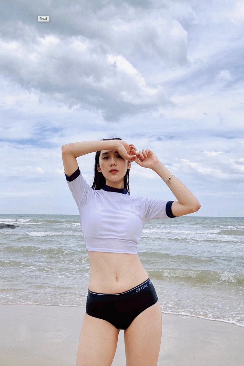 Mina Young đi biển