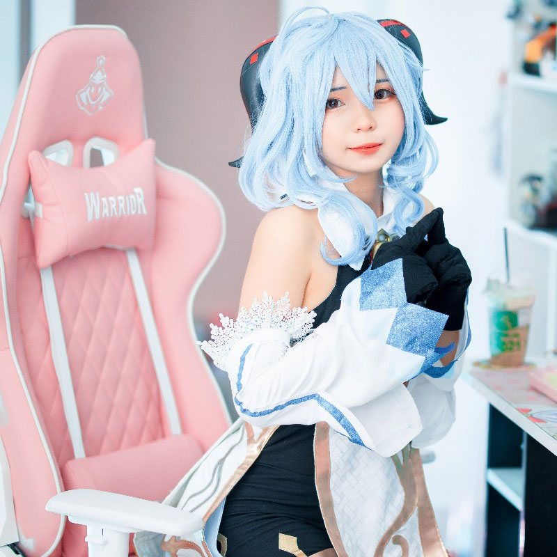 What fate made her a beautiful cosplayer that thousands of people love?