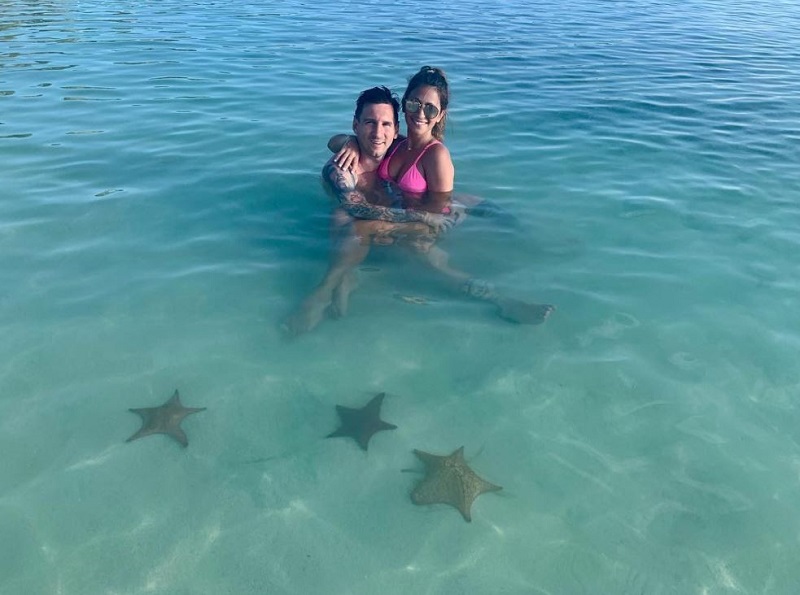 Vợ Messi - Antonella Roccuzzo diện bikini cực bốc 9