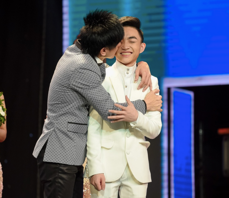 Năm 2016, Trung Quang tham gia chương trình Thần Tượng Bolero và được Đan Trường dẫn dắt. Nam ca sĩ không ngại hôn học trò của mình ngay trên sân khấu để thể hiện tình cảm.
