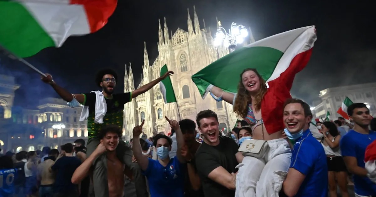 Euro 2020: Phụ nữ Ý cởi đồ giữa đường ăn mừng vô địch