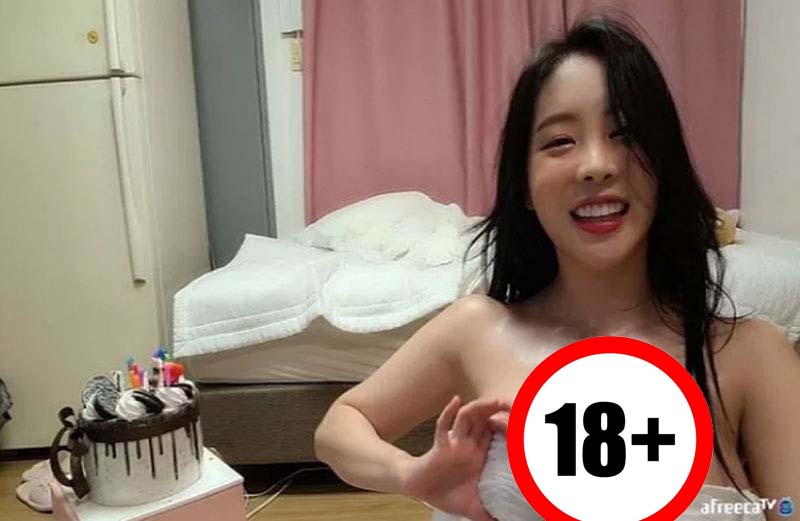 Livestream 18+ các hot girl liên tục show hàng rửa mắt cho fan Livestream 18+ các hot girl liên tục show hàng rửa mắt cho fan