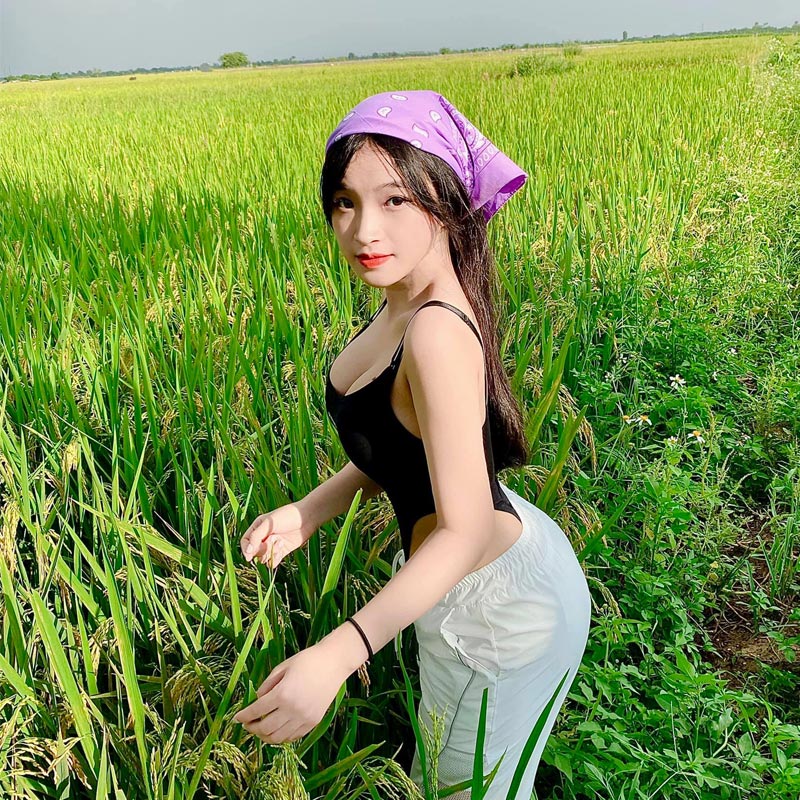 pose dáng góc nghiêng khoe vòng 3