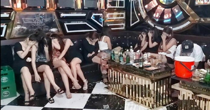 karaoke-hai-duong-bat-chap-lenh-cam-mo-cua-don-khach Karaoke Hải Dương: Bất chấp lệnh cấm, dàn chân dài