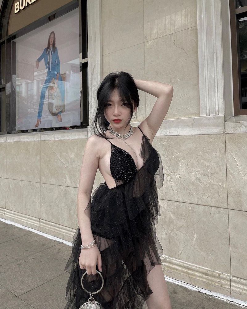 Linh Chichan show body 1