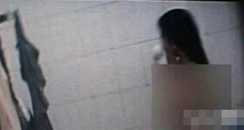 Bị "lộ" clip nóng do quên tắt camera, nữ streamer tắm trần trước sự chứng kiến của nhiều người