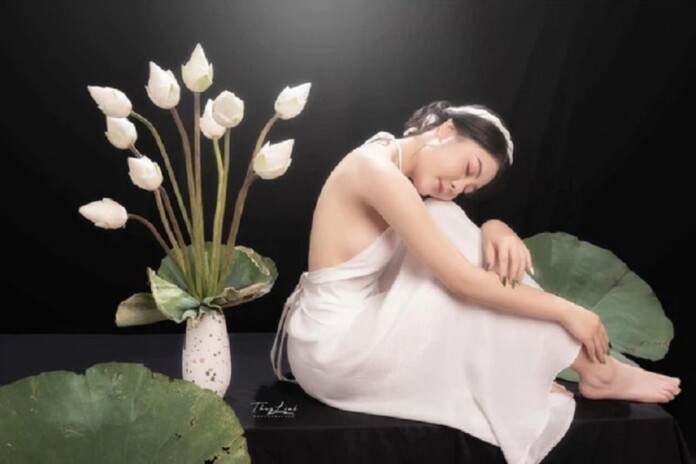 man-lot-xac-an-tuong-trang-banana-khien-fan-bat-ngo-3 Màn lột xác ấn tượng của Trang Banana trong bộ album trà sen 6