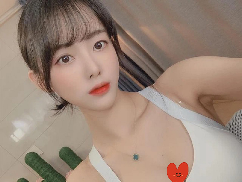 Nữ streamer sexy, xinh đẹp khiến người xem "rạo rực"