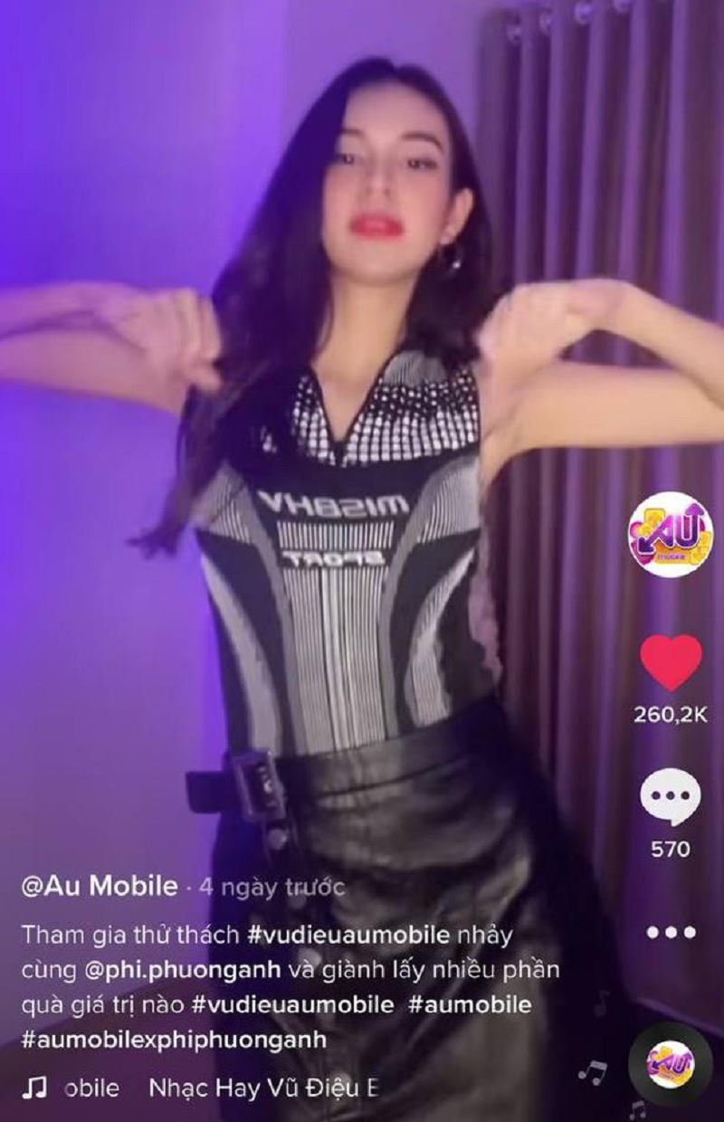 Phí Phương Anh đu trend vũ điệu au mobile khiến cộng đồng mạng "đứng hình".