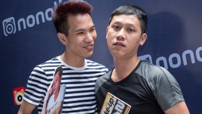 sena-va-thay-giao-ba Sena bên cạnh Thầy giáo Ba
