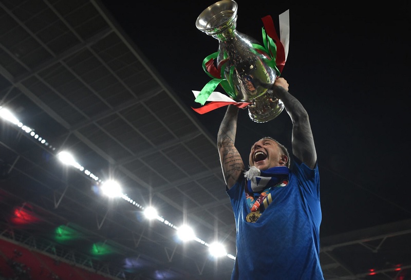 không ai biết sau khi nhận cúp vô địch euro 2020 thì lấy liền vợ Bernardeschi trở thành anh chàng sướng nhất tuyển Ý