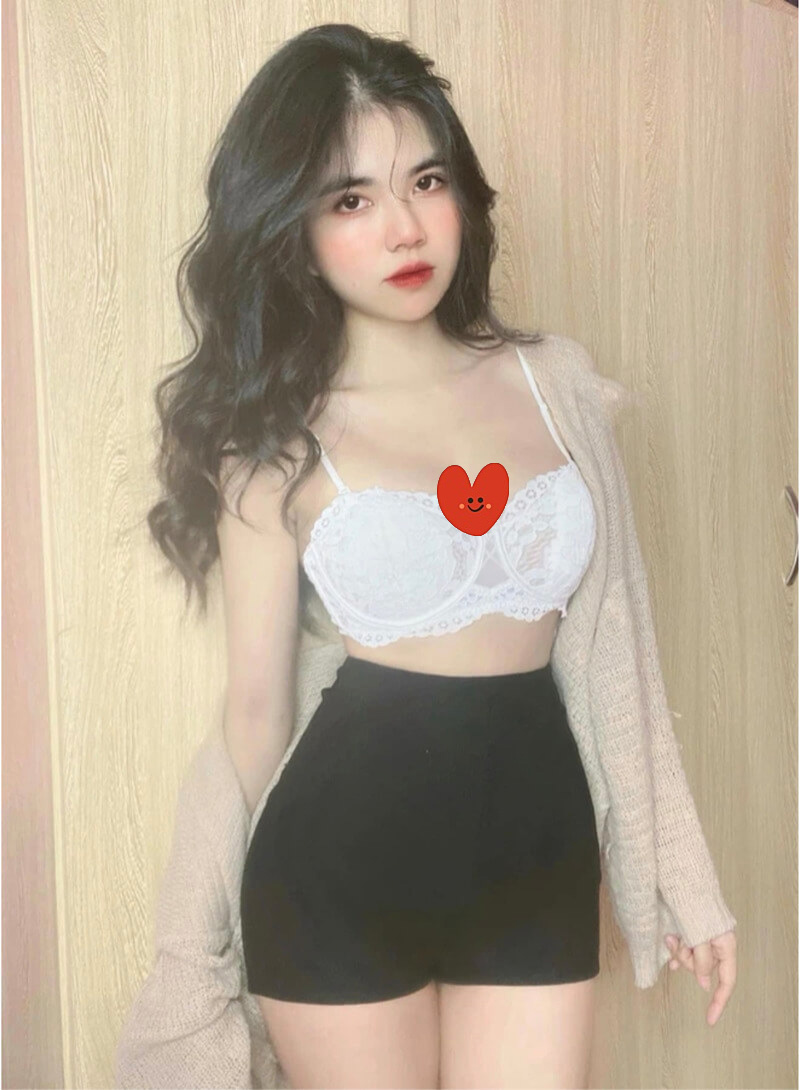 Mai Dora khiến fan "nóng mặt" khoe vòng 1