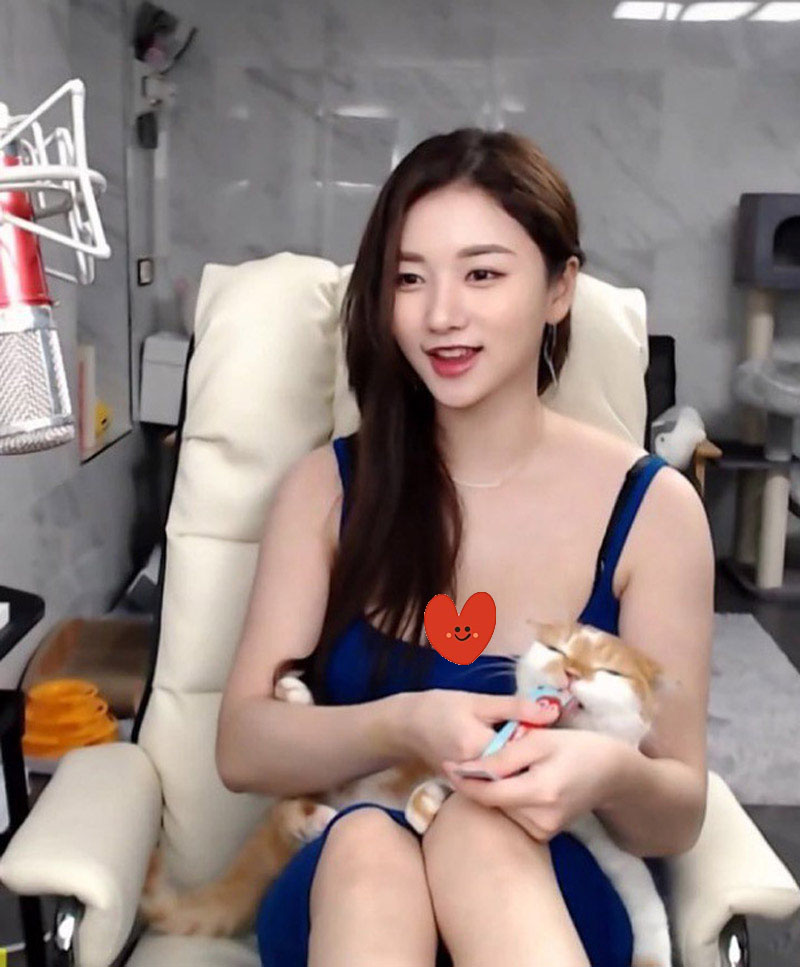 Cô nàng bị tố dùng ngực kiếm tiền