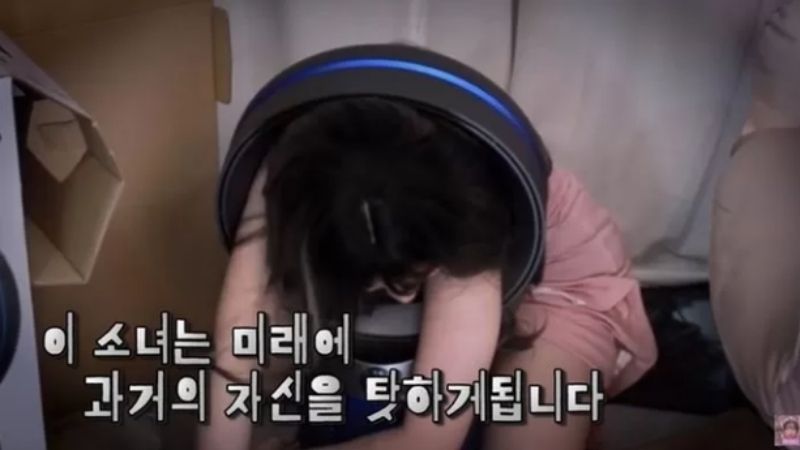 nữ streamer Hàn Quốc Magenta thực hiện thử thách chui qua chiếc quạt
