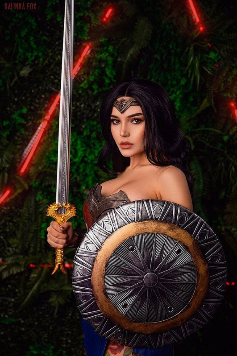 màn cosplay Wonder Woman với vòng 1 cực khủng