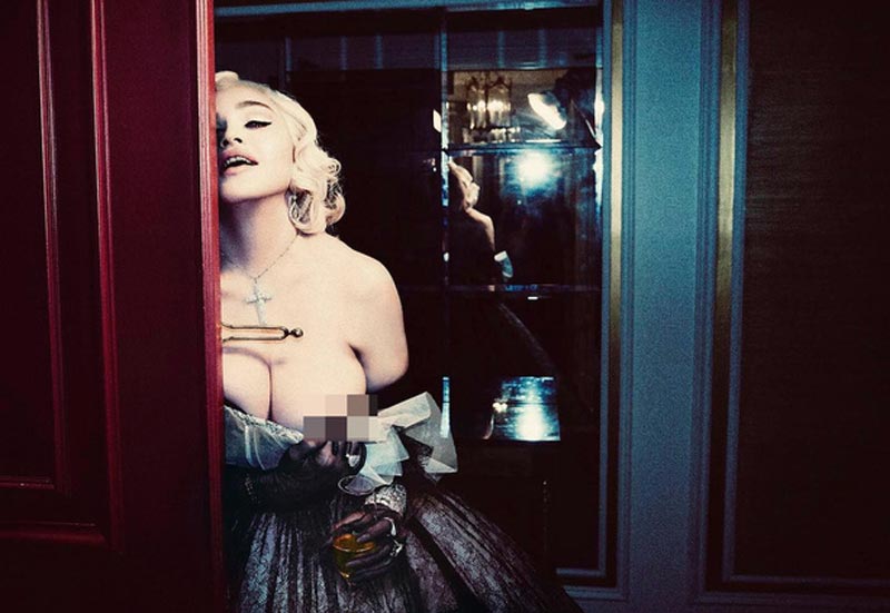 Madonna khoe ngực khủng