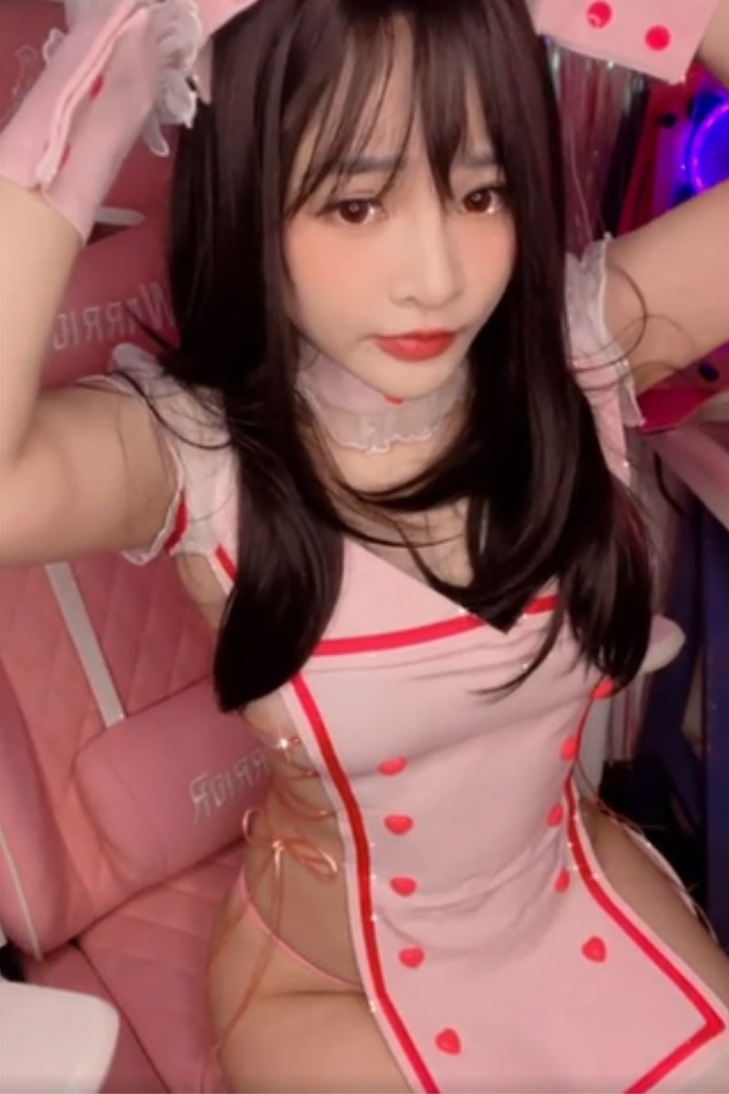 Super sexy nurse Mimi Chan cosplay
