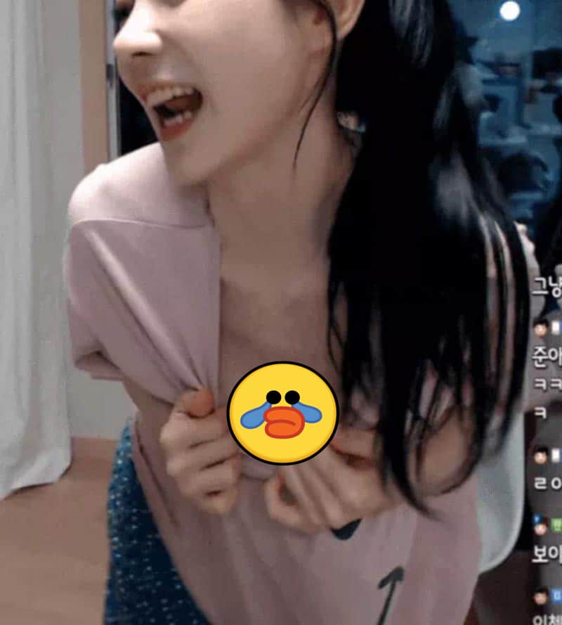 vén áo khoe bị muỗi đốt
