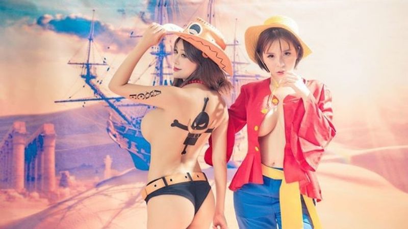 thậm chí 2 hot girl này còn thả rông luôn vòng 1 trong màn cosplay Luffy này