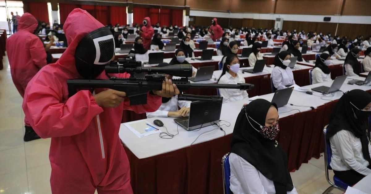 Giám thị ở Indonesia đã cosplay Squid Game để chống gian lận