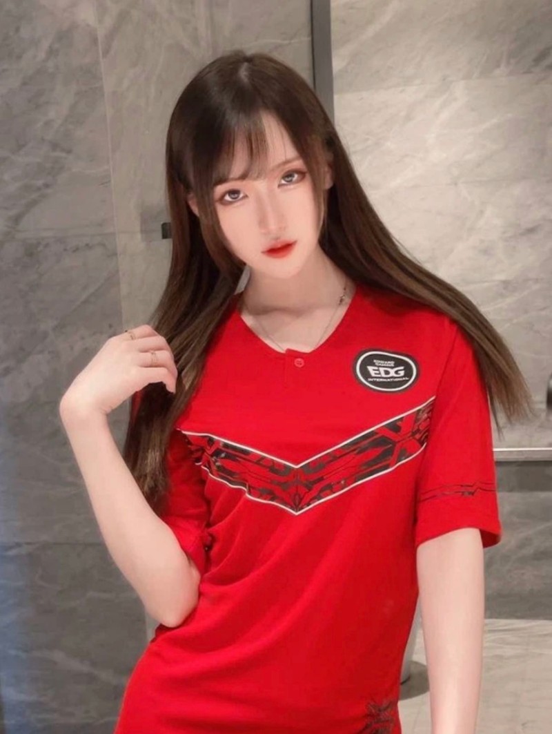 Nữ streamer xinh đẹp Hu TuanEr đã cổ vụ cho EDG Gaming