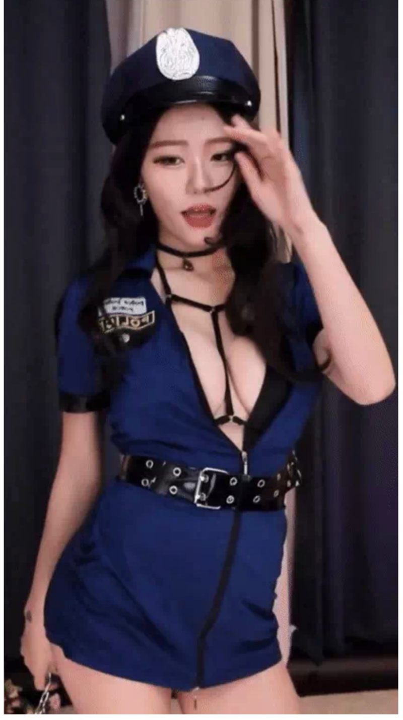 Gái xinh show hàng vai nữ cảnh sát - Bittberry