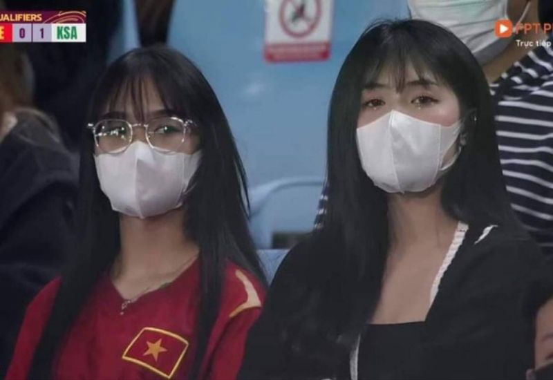 Gái xinh Việt Nam: hot TikToker Gấm Kami (đeo kính) và Quỳnh Alee (áo đen) cổ vũ cho Việt Nam trên sân Mỹ Đình