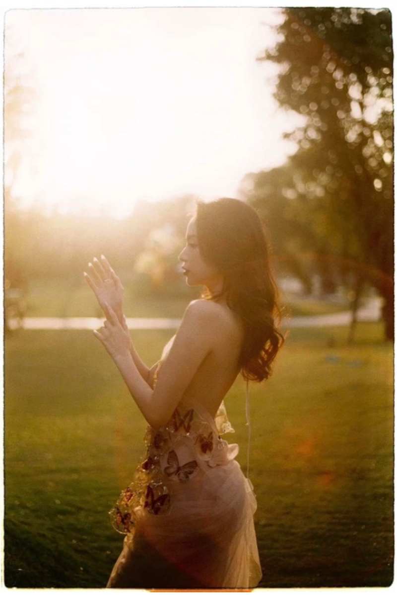 Kim Chi xinh đẹp qua tia nắng