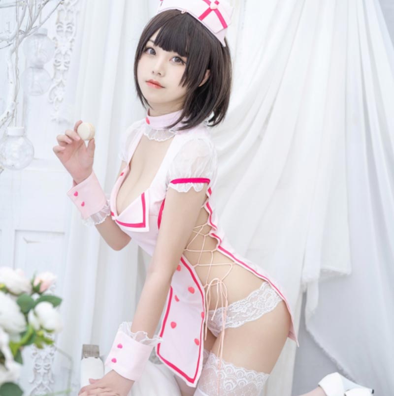 Honey Cat Qiu cosplay y tá xinh đẹp nhưng fan chỉ để ý đến bộ váy cực mlem 1
