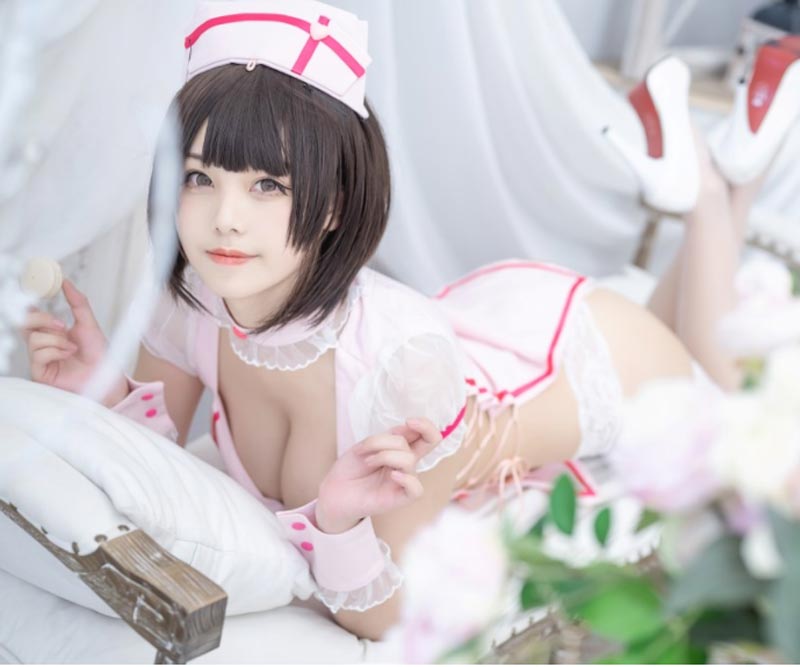 Honey Cat Qiu cosplay y tá xinh đẹp nhưng fan chỉ để ý đến bộ váy cực mlem 6