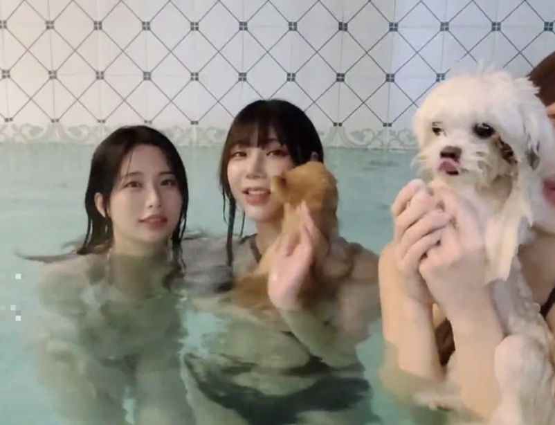 Momoro - nữ streamer cùng bạn tắm bồn