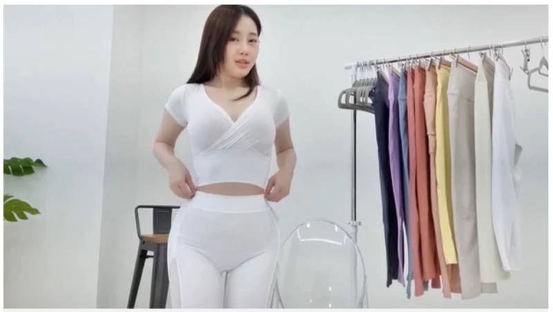 Cheon So-rin nữ streamer sexy mặc quần bó 