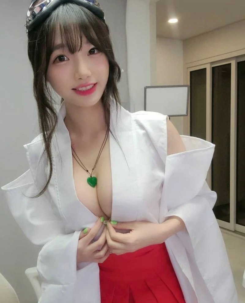 Nữ streamer sexy Su-ryun thản nhiên show hàng "hot" trên sóng