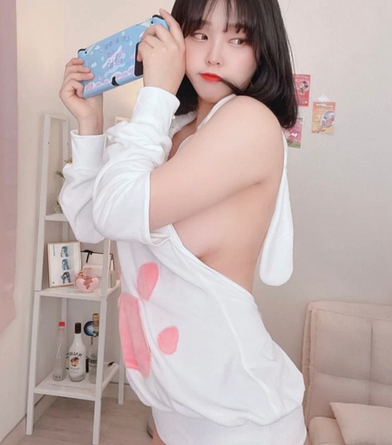 Hana Song - Nữ streamer sexy mặc đồ thiếu vải