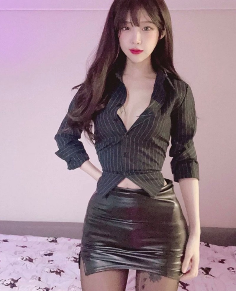 nữ streamer Hàn Quốc Yoo Hye-di mặc đồ bó sát