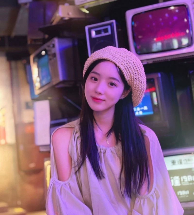 Jiang Yoona - nữ streamer show hàng