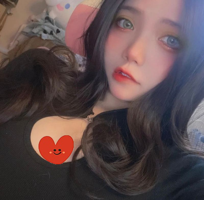 Show hàng khoe vòng 1 khủng, các nữ streamer khiến CĐM sốc nặng với hành động táo bạo này Miu trong một hình tượng khác