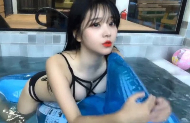 show hang nhiet tinh tren song nu streamer lo vong 1 10