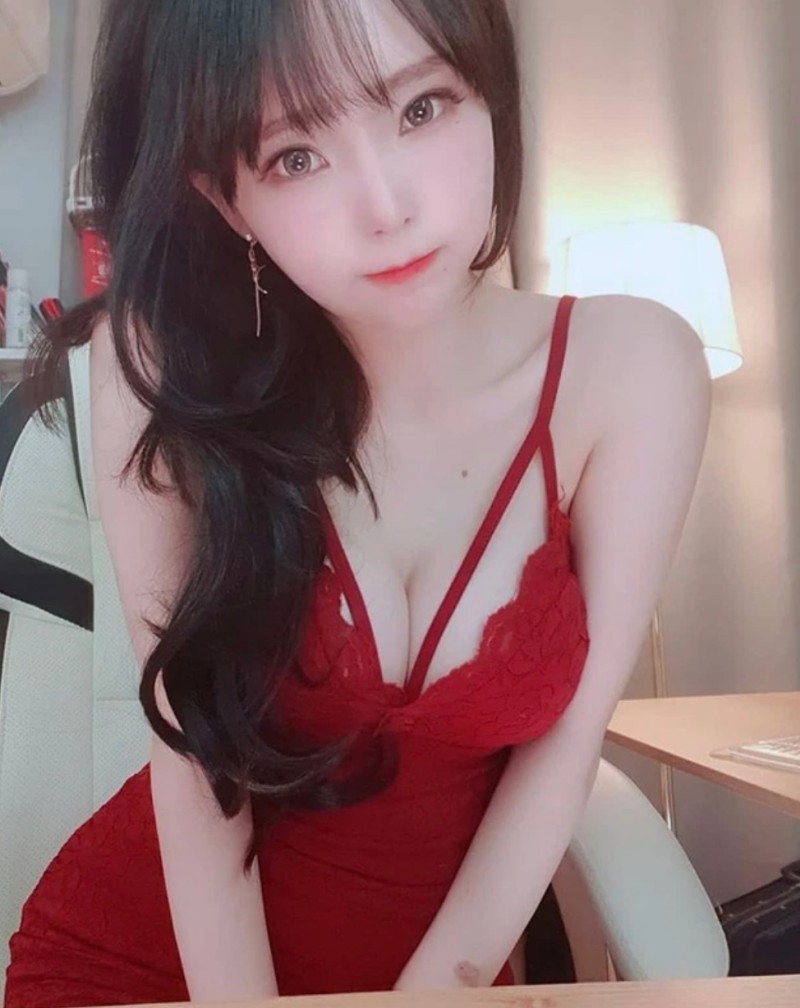 Min Seon-ha show hàng trong trang phục đỏ gợi cảm