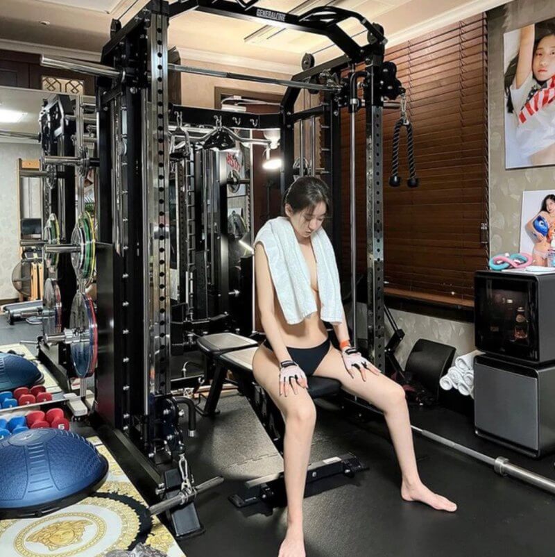 Shin Jae Eun thả rông tập gym