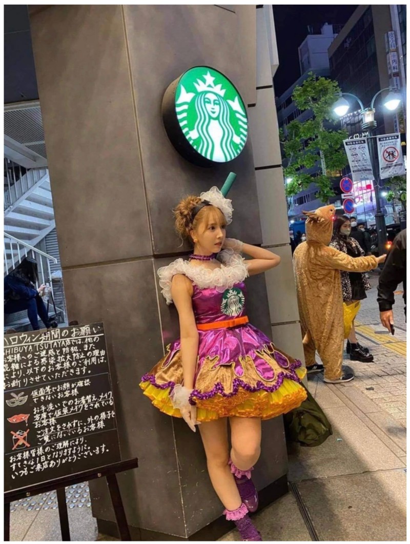 Yua Mikami mặc một chiếc váy xinh xắn của Starbucks