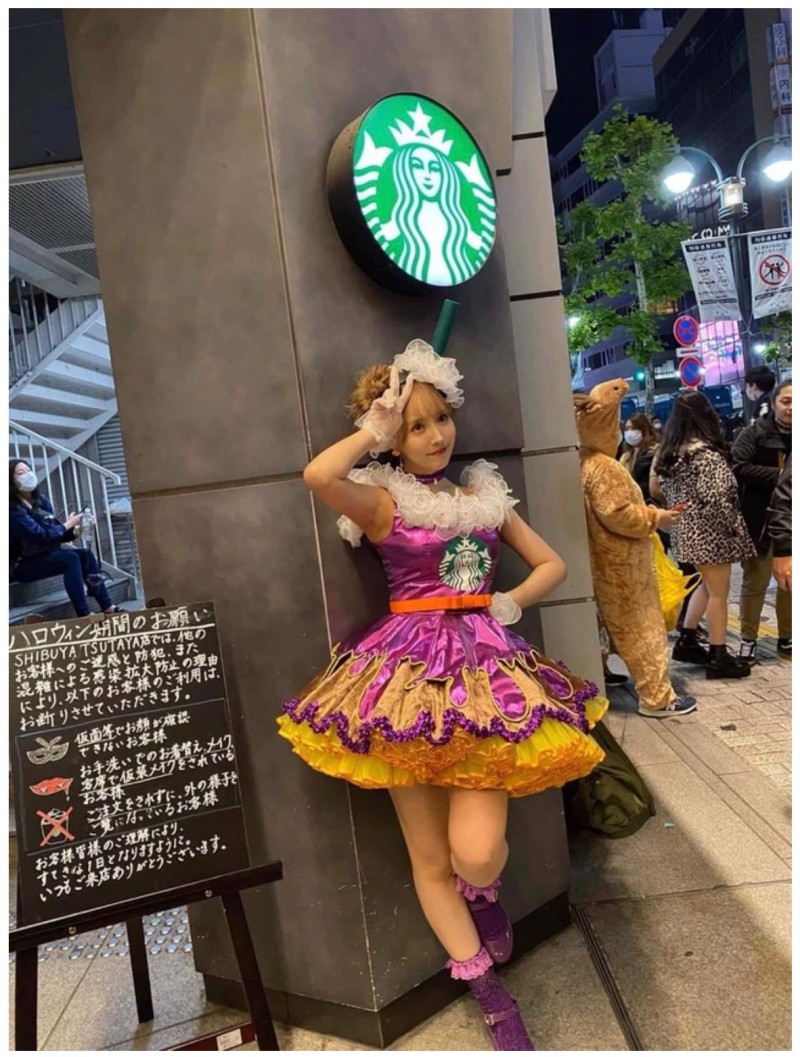 Yua Mikami mặc một chiếc váy của Starbucks