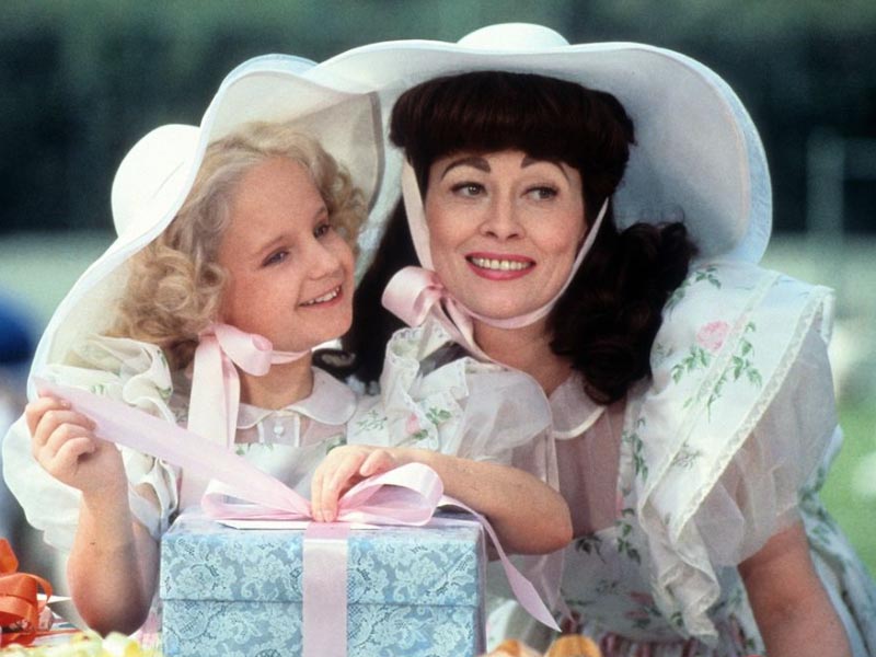 Christina Crawford và mẹ nuôi