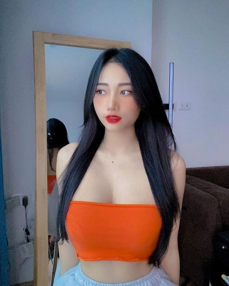 Ngực khủng là niềm tự hào của các hot girl hiện nay