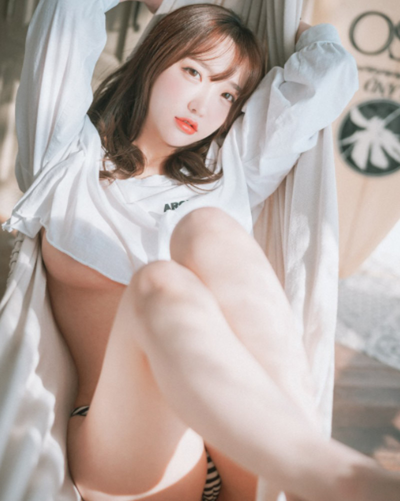 Hot Girl 18+ Son Ye Eun diện áo ngắn cũn lồ lộ "chấm hồng" 2