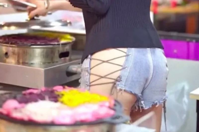 Cô gái mặc quần hở hang